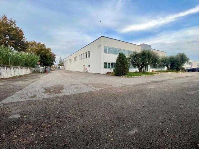 Locale Commerciale in vendita a Marche, Ancona