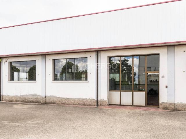 Locale Commerciale in vendita a Marche, Macerata