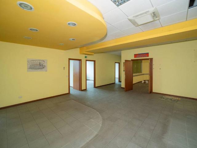 Locale Commerciale in vendita a Scaricalasino, Marche