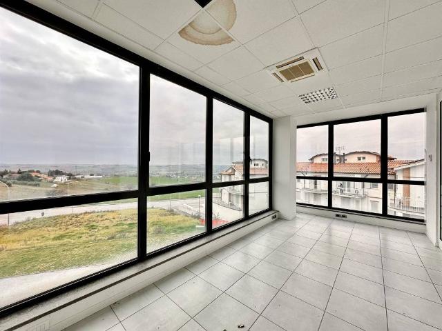 Locale Commerciale in vendita a Marche, Ancona