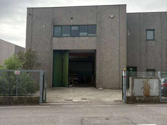 Locale Commerciale in vendita a Osio Sotto, Lombardia