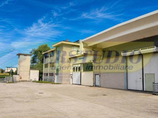 Locale Commerciale in vendita a Osnago, Lombardia