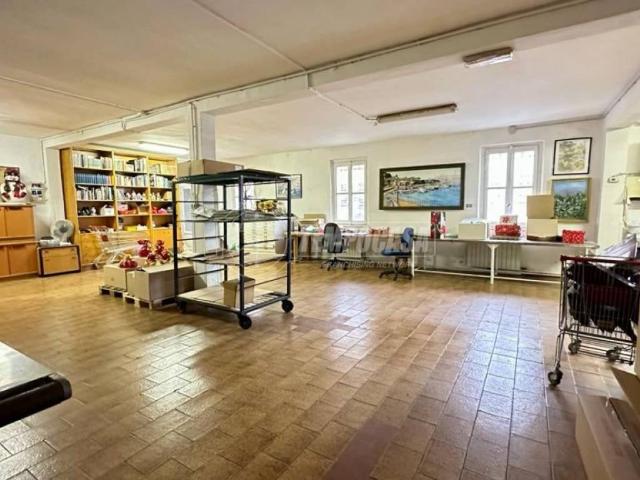 Locale Commerciale in vendita a Osnago, Lombardia