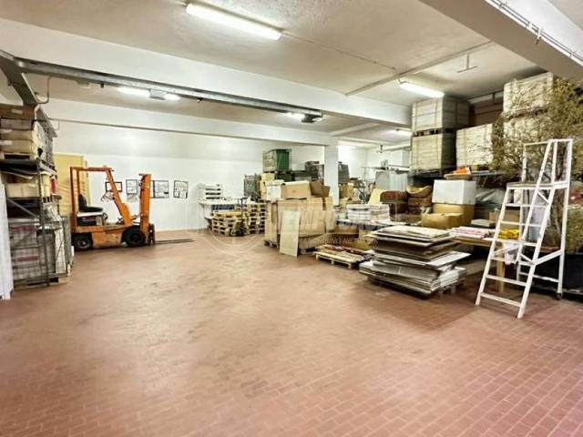 Locale Commerciale in vendita a Osnago, Lombardia