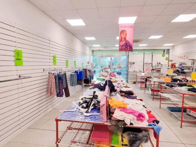 Locale Commerciale in vendita a Osnago, Lombardia