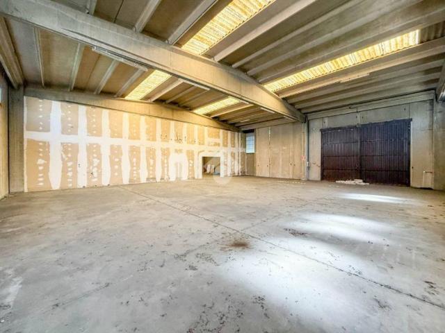 Locale Commerciale in vendita a Osnago, Lombardia