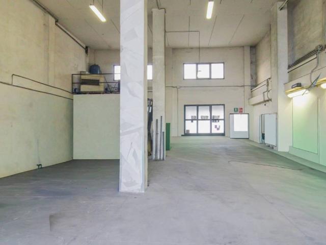 Locale Commerciale in vendita a Ospitaletto, Lombardia