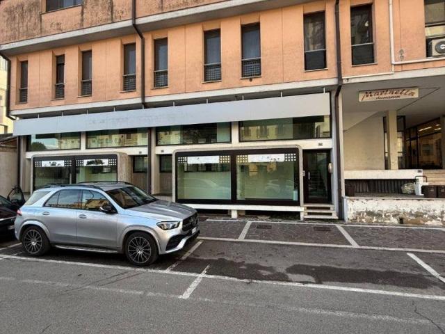 Locale Commerciale in vendita a Ostiglia, Lombardia