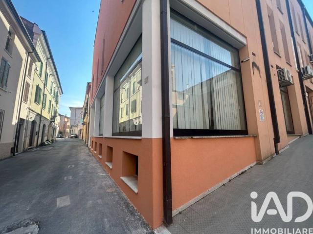Locale Commerciale in vendita a Ostiglia, Lombardia
