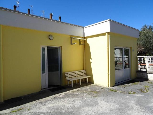 Locale Commerciale in vendita a Marche, Ancona
