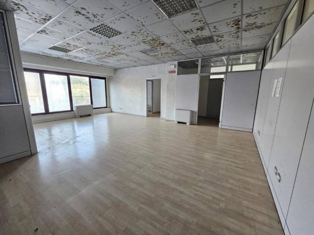 Locale Commerciale in vendita a Marche, Ancona