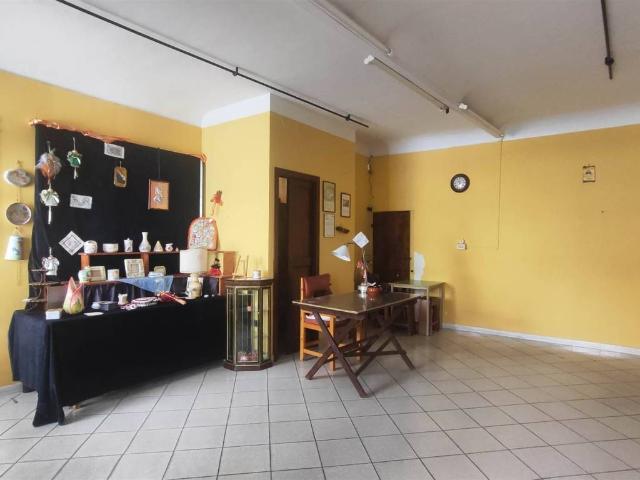 Locale Commerciale in vendita a Marche, Ancona