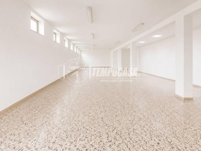 Locale Commerciale in vendita a Puglia, Lecce