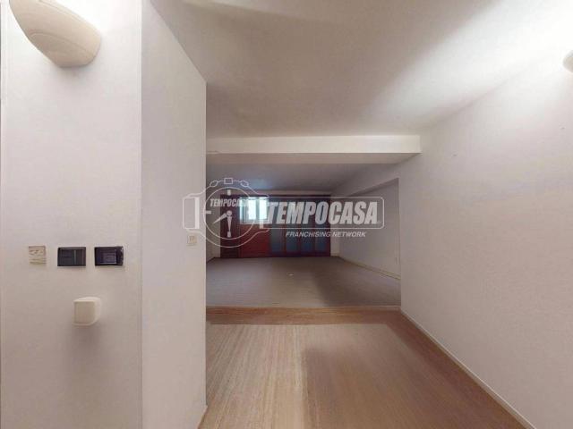 Locale Commerciale in vendita a Puglia, Lecce