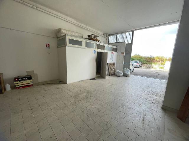 Locale Commerciale in vendita a Ottaviano, Campania