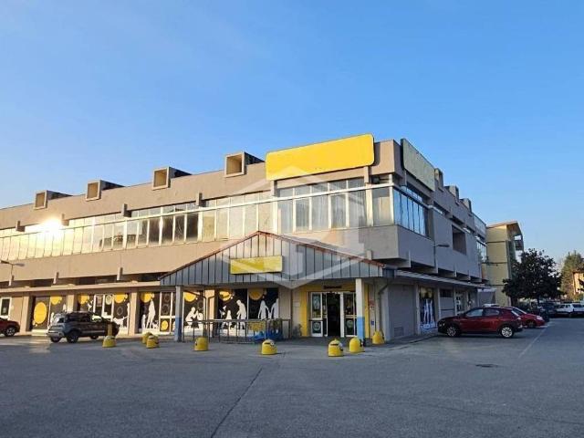Locale Commerciale in vendita a Piemonte, Alessandria