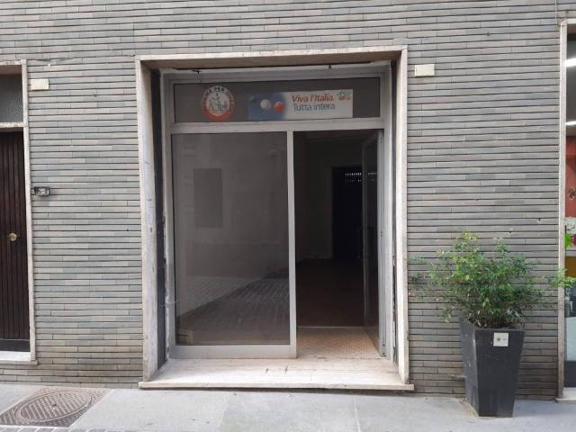 Locale Commerciale in vendita a Piemonte, Alessandria