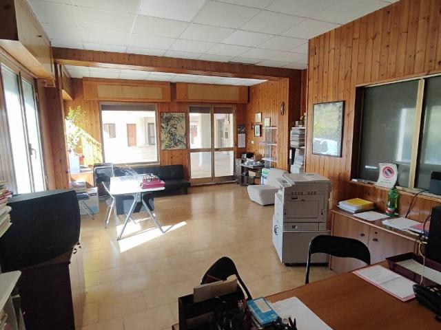 Locale Commerciale in vendita a Ovindoli, Abruzzo