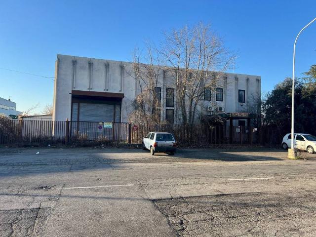 Locale Commerciale in vendita a Unione dei comuni Savena-Idice, Ozzano Dell'emilia