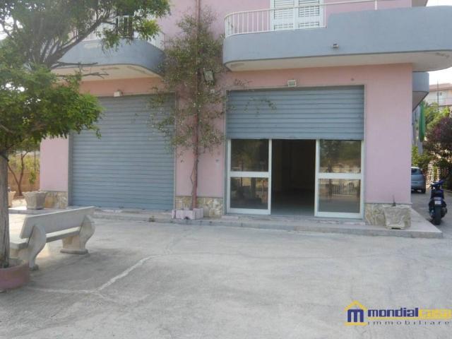 Locale Commerciale in vendita a Tre Colli, Pachino