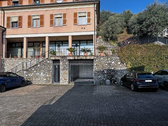Locale Commerciale in vendita a Padenghe Sul Garda, Lombardia