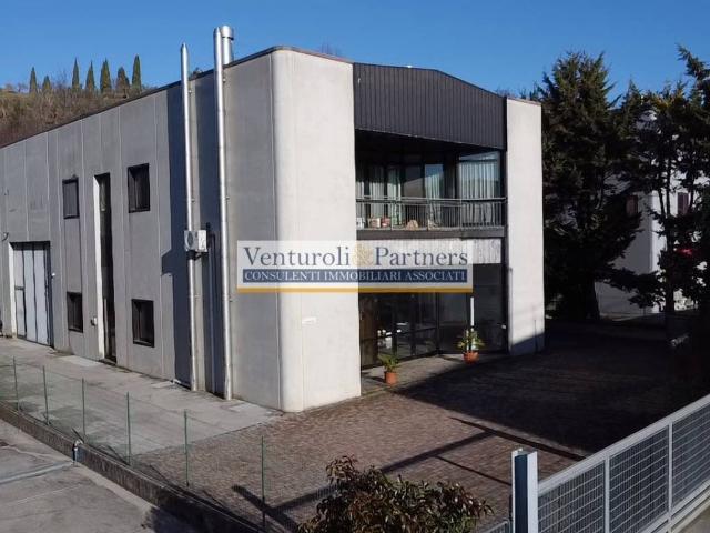 Locale Commerciale in vendita a Padenghe Sul Garda, Lombardia