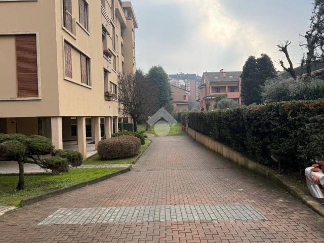 Locale Commerciale in vendita a Zona Omogenea Milano Nord, Paderno Dugnano
