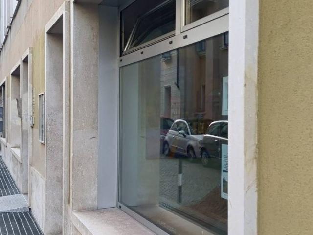 Locale Commerciale in vendita a Padova, Veneto