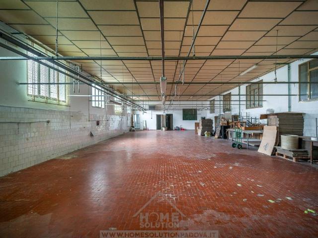 Locale Commerciale in vendita a Camin, Padova