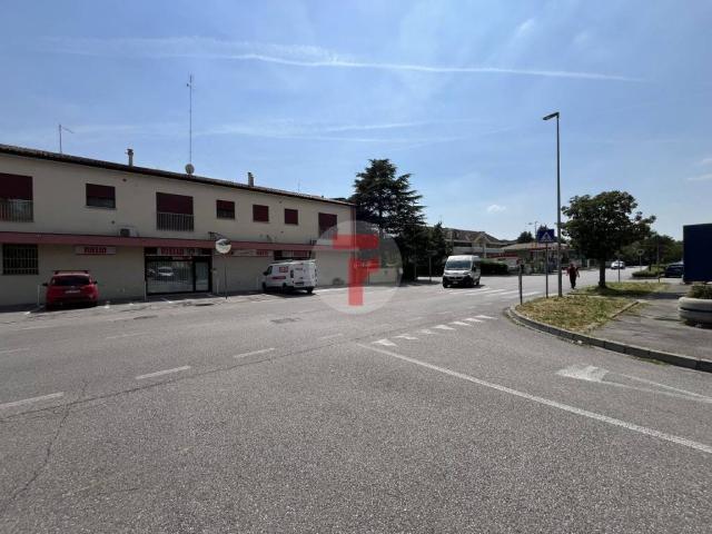 Locale Commerciale in vendita a San Carlo, Padova