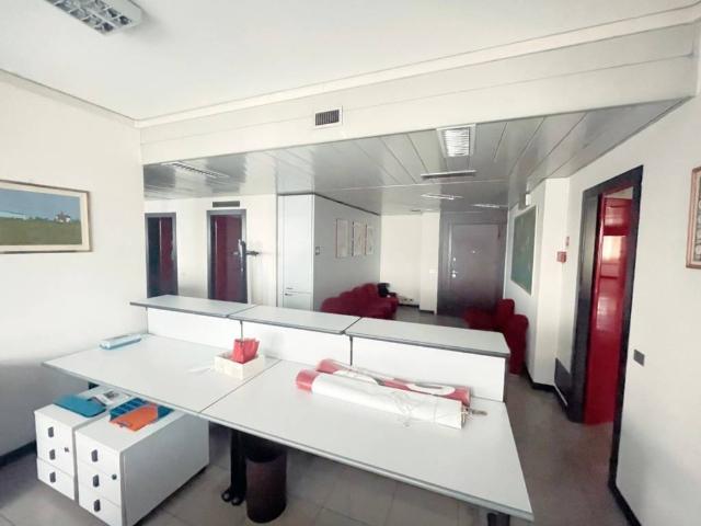 Locale Commerciale in vendita a Camin, Padova