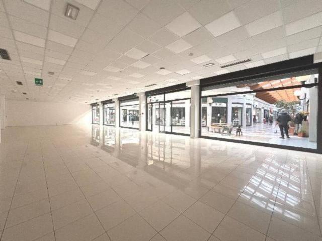 Locale Commerciale in vendita a Padova, Veneto