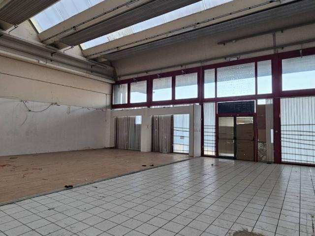 Locale Commerciale in vendita a Camin, Padova