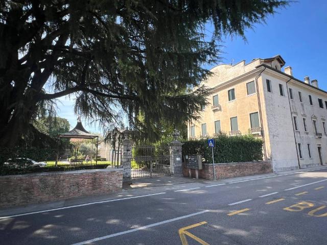 Locale Commerciale in vendita a Castagnole, Paese