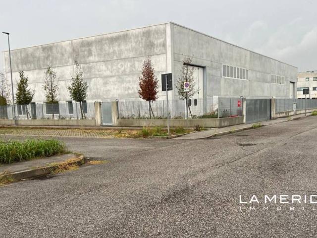 Locale Commerciale in vendita a Altana, Paese