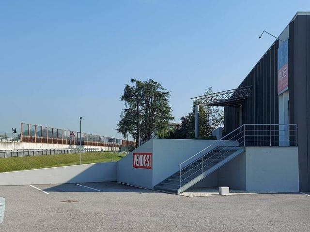Locale Commerciale in vendita a Palazzo Pignano, Lombardia