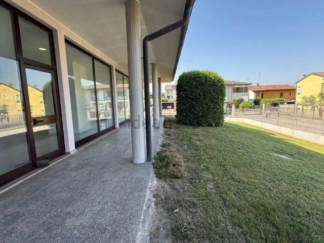 Locale Commerciale in vendita a Palazzo Pignano, Lombardia