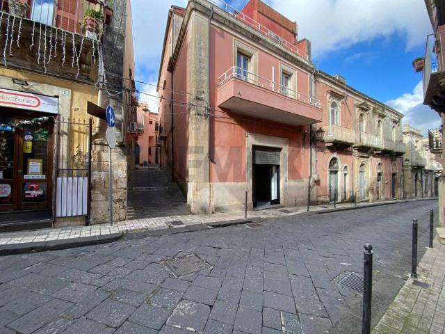 Locale Commerciale in vendita a Palazzolo Acreide, Sicilia