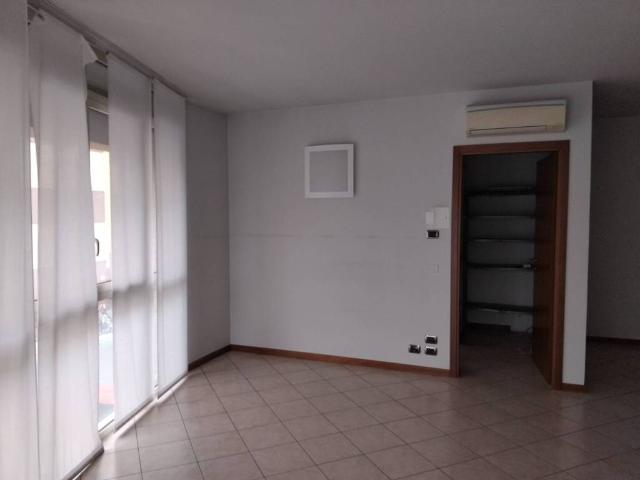 Locale Commerciale in vendita a San Rocco, Palazzolo Sull'oglio