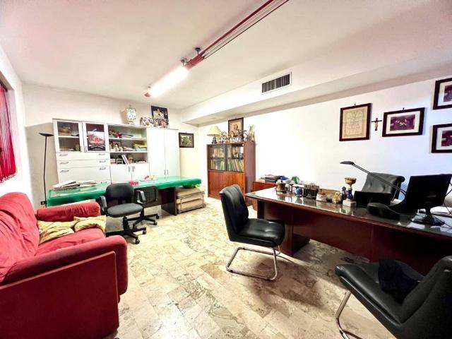 Locale Commerciale in affitto a II Circoscrizione, Palermo