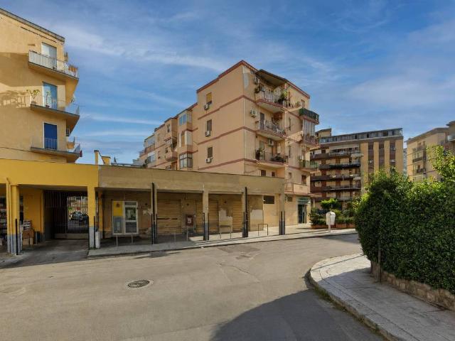 Locale Commerciale in vendita a IV Circoscrizione, Palermo