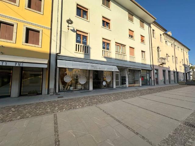 Locale Commerciale in vendita a Palmanova, Friuli-Venezia Giulia