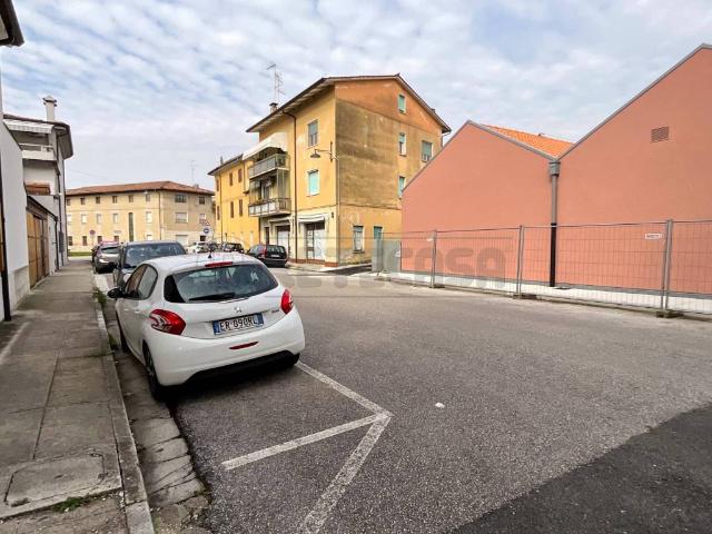 Locale Commerciale in vendita a Palmanova, Friuli-Venezia Giulia