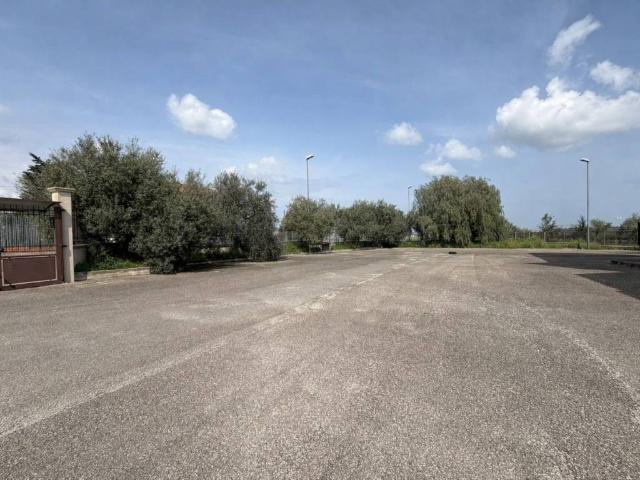Locale Commerciale in vendita a Puglia, Bari