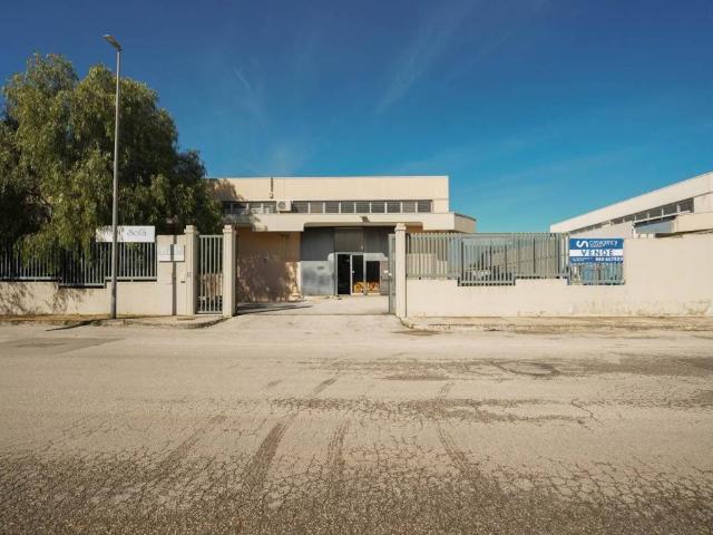 Locale Commerciale in vendita a Puglia, Bari