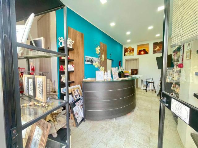 Locale Commerciale in vendita a Puglia, Bari