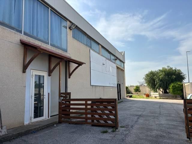 Locale Commerciale in vendita a Puglia, Bari
