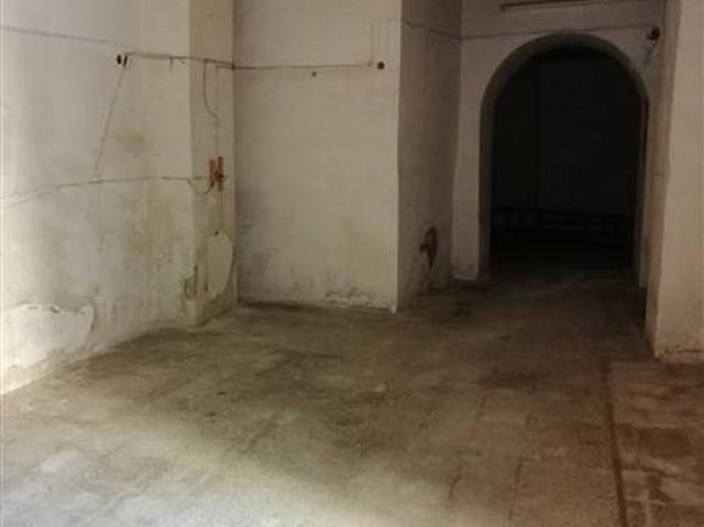 Locale Commerciale in vendita a Puglia, Bari