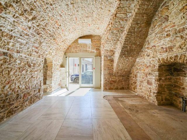 Locale Commerciale in vendita a Puglia, Bari