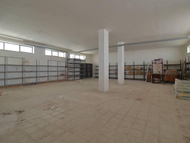 Locale Commerciale in vendita a Puglia, Bari